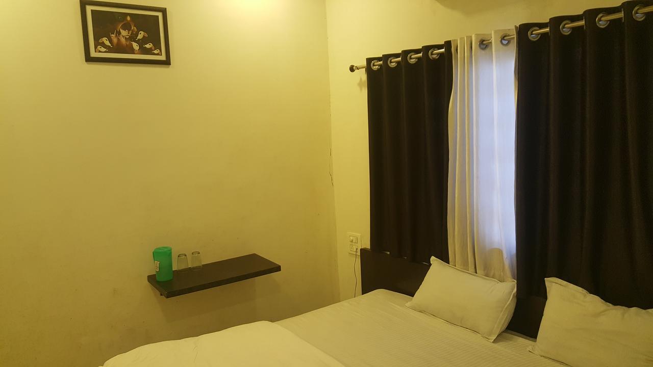 Hotel Kalajanki Uddzsaín Kültér fotó